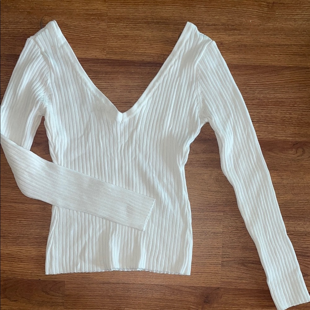 Elegant White Ribbed V-Neck Top